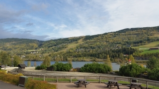 Lillehammer háttárben az alpesi sí pályával